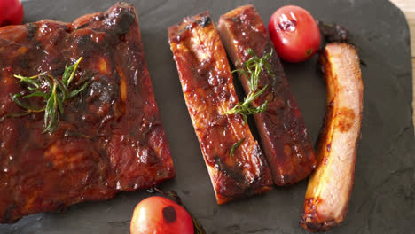 costillas de cerdo a la parrilla y barbacoa con romero