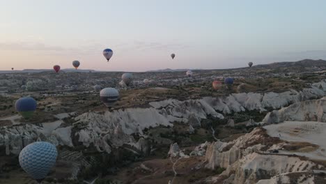 imagen de globo volador tomada por avión no tripulado, globos voladores en el valle de nevsehir capadocia, turismo muy popular de globos de aire caliente