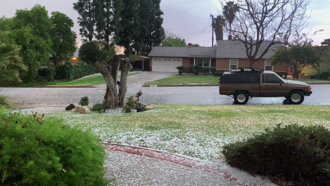 ca의 빈 거리에 paked 자동차의 샷