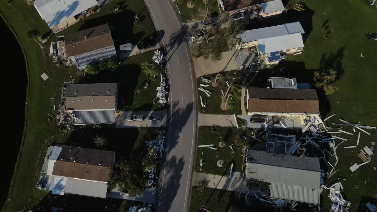 antena giratoria de ensueño de los daños a un parque de casas móviles en venecia, florida, después del huracán ian