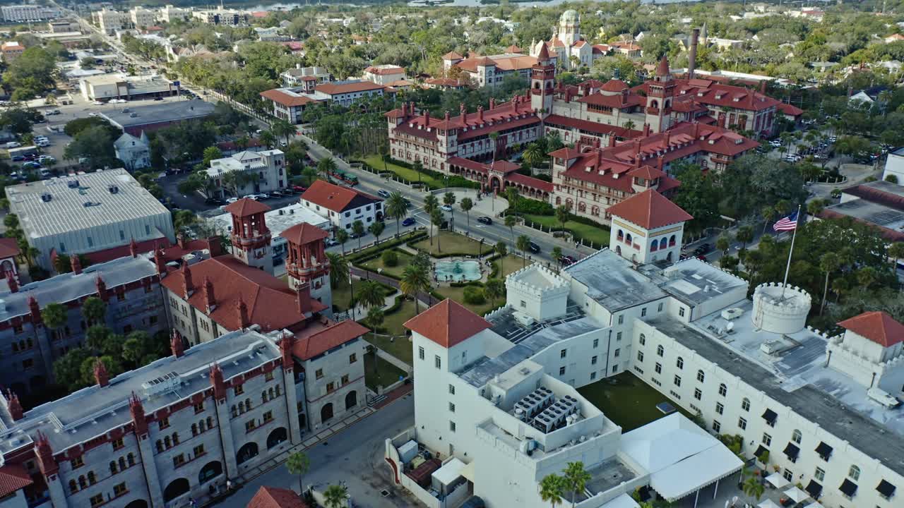 Il Flagler College di St. Augustine, in Florida, mette in mostra la storica architettura rinascimentale spagnola, tra cui strutture simili a castelli e tetti di tegole rosse, circondato da verde urbano e strade.