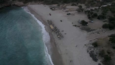 Gente-En-La-Playa-En-La-Isla-Griega-De-Tasos-En-El-Mar-Egeo-Septentrional