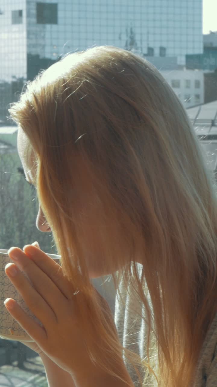 창문 에 있는 여자