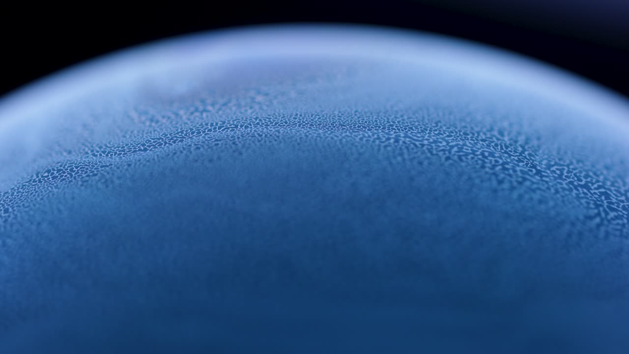 검은색 바탕에 분리 된 움직임의 파란색 비누 거품 표면의 반 원. 줄무와 작은 거품이있는 비누 거울 표면의 추상적인 패턴의 거시 촬영.