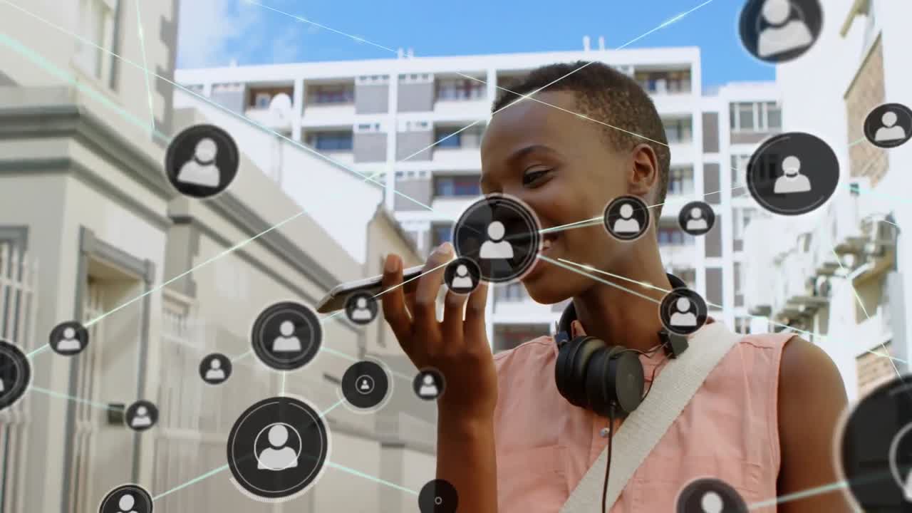 animación de la red de perfiles sobre mujer afroamericana hablando en teléfono inteligente en la calle.