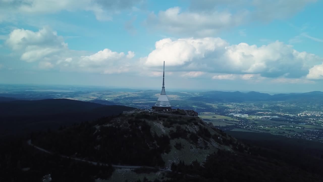 멀리 리베레츠 마을이 있는 부분적으로 흐린 날, 드론이 날아가고, 4k 또는 uhd, 30fps