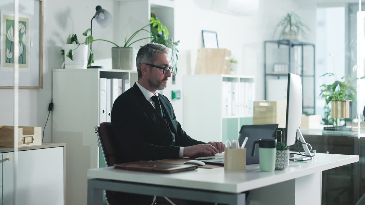 Mand arbejder på computer på kontoret