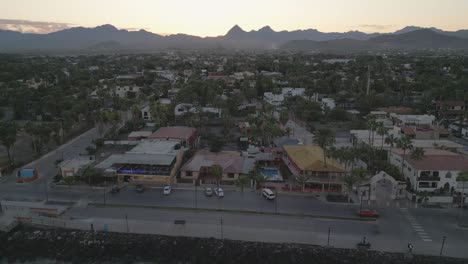 Loreto-Baja-California-Sur-Mexiko-Luftaufnahme-Der-Alten-Kolonialstadt-Und-Des-Golfs-Von-Kalifornien-Bei-Sonnenuntergang