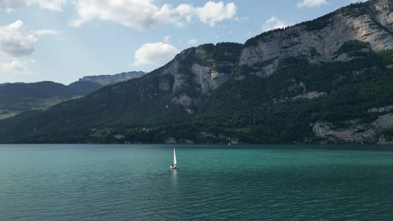deportes de ocio de vela en el lago walensee como parte del turismo suizo