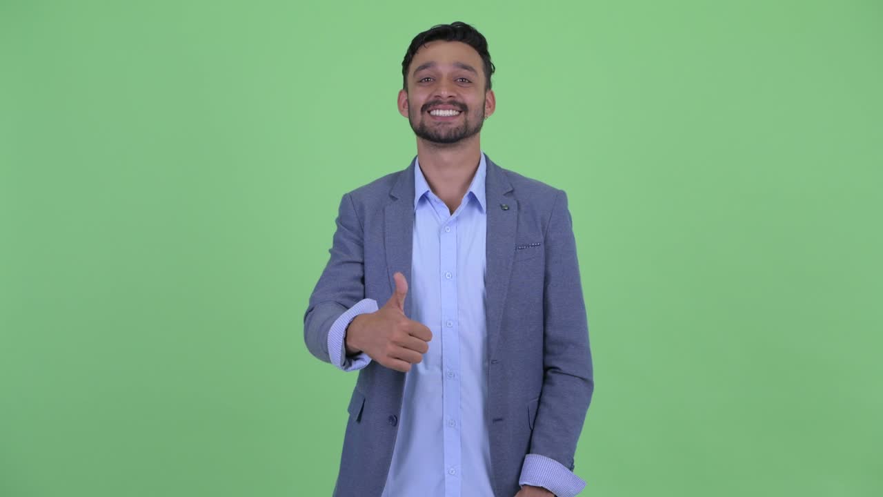 joven y guapo empresario persa barbudo en traje