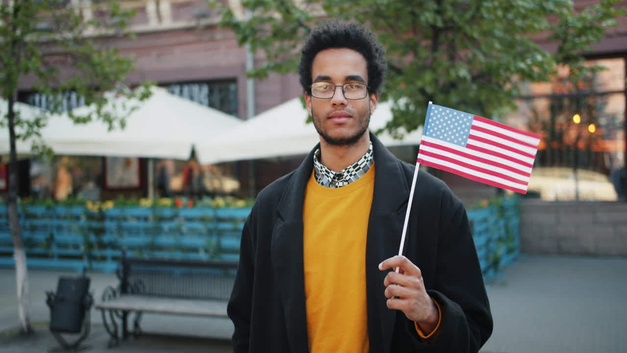 Uomo orgoglioso con bandiera americana