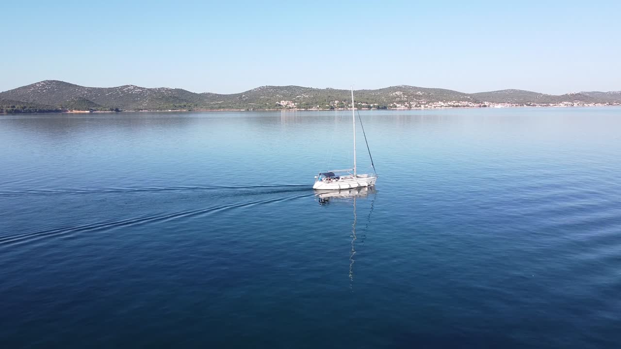 velero flota a lo largo de la costa de biograd na moru y tkon, dalmacia, croacia - vista aérea de drones
