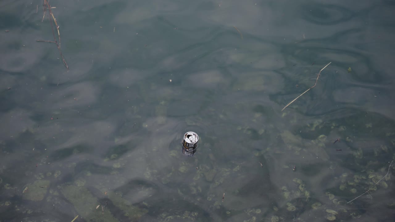 바다에 떠 있을 수 있고, 쓰레기 오염 개념 샷