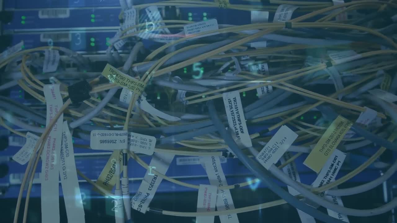 cables en una sala de servidor de computadora con mensajes de advertencia que aparecen en primer plano
