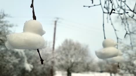 Decoración-De-Patos-De-Nieve-En-Forma-Suspendida-De-Las-Ramas-Desnudas-De-Los-árboles-De-Invierno