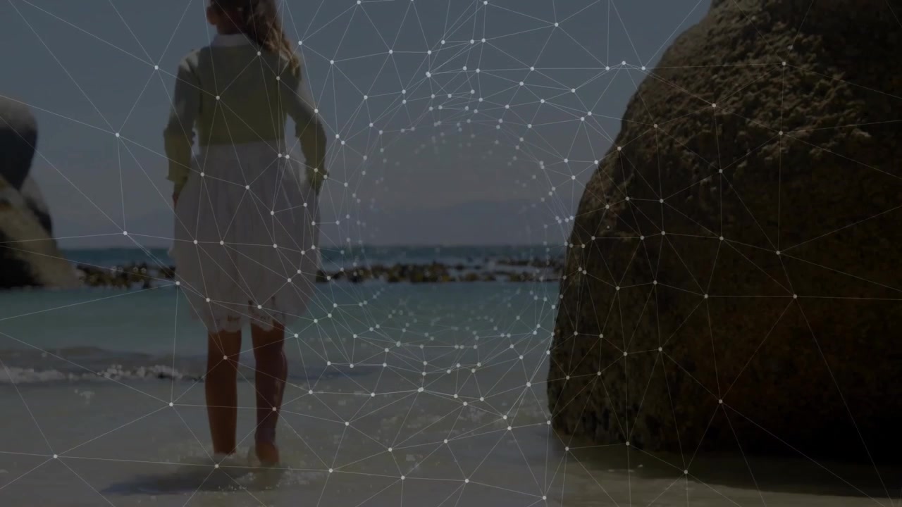 Ragazza a piedi nudi in acqua bassa su una spiaggia rocciosa, che mostra sovrapposizioni animate di grafici sulla salute.
