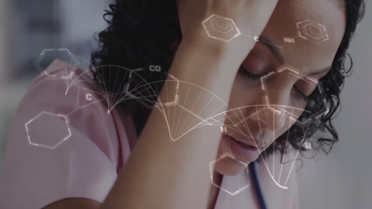 animación del procesamiento de datos sobre una doctora biracial cansada