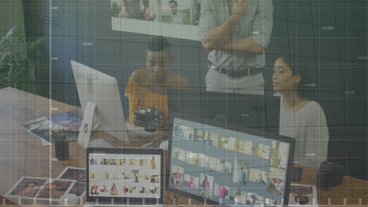 animación de la línea verde y el procesamiento de datos financieros sobre diversas personas de negocios.