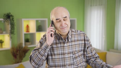 Anciano-Frustrado-Hablando-Por-Teléfono.