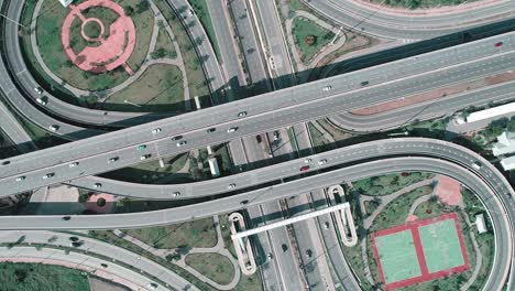 zoom con efecto de giro: vista aérea de una hermosa carretera para el concepto de distribución o transporte.