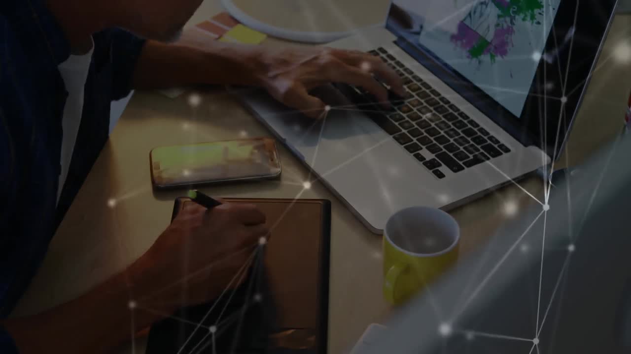 red de conexión contra el hombre que toma notas mientras usa una computadora portátil