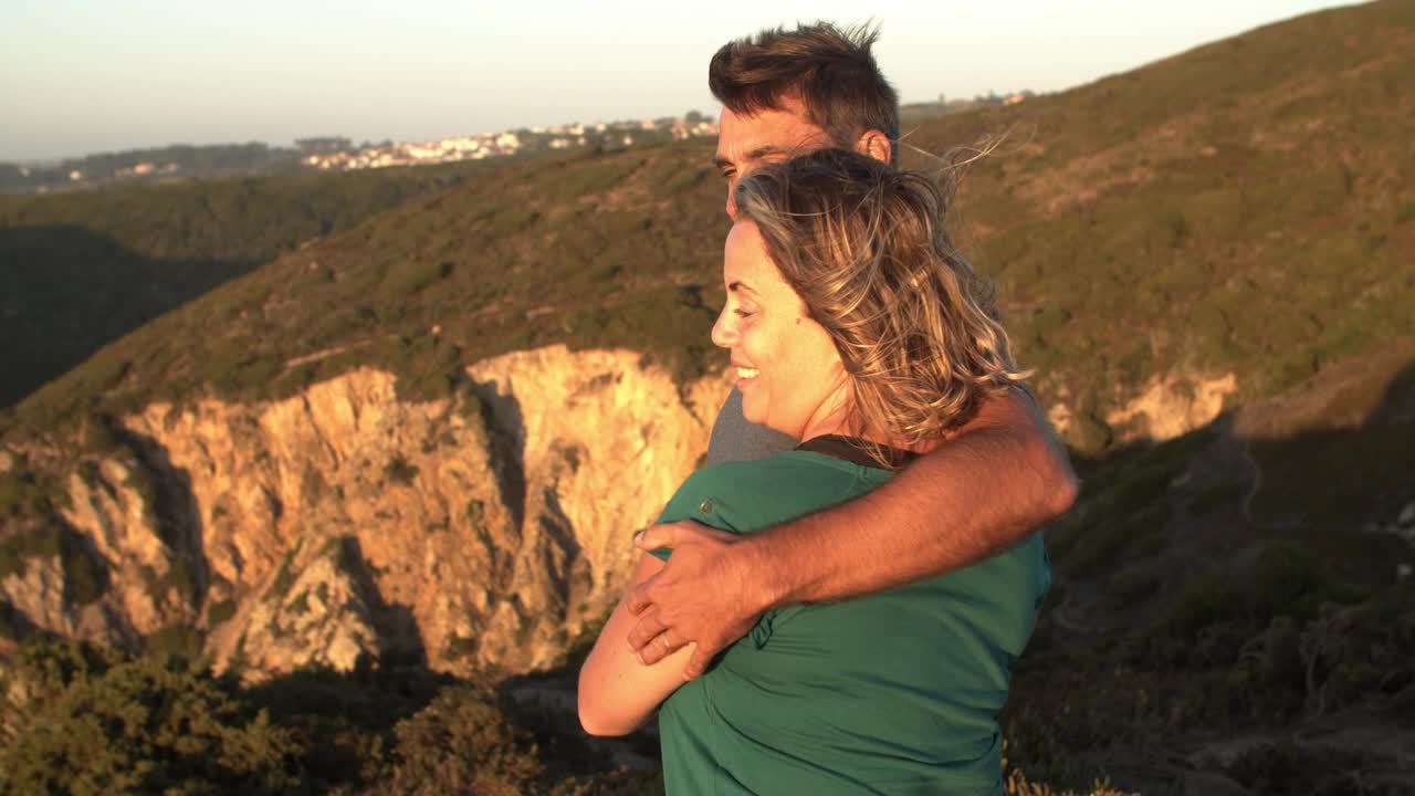 pareja casada de turistas pasando vacaciones en el mar