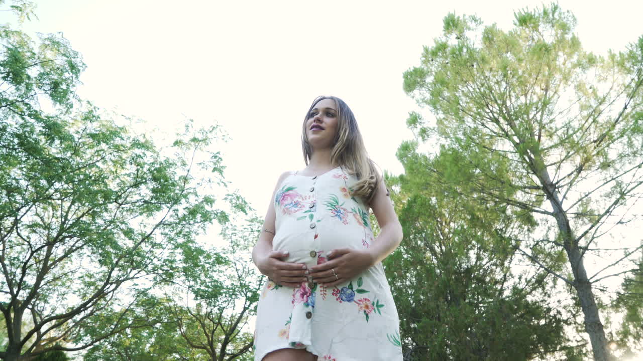 mujer embarazada en un parque