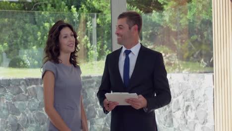 hombre de negocios y cliente hablando
