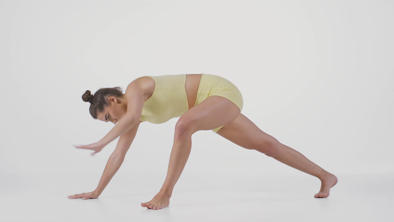 mujer estirándose en postura de yoga