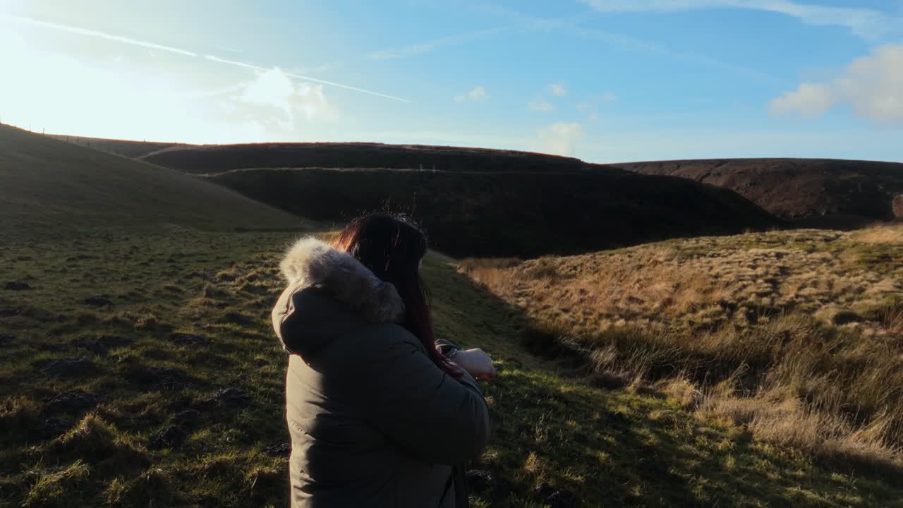un niño joven y su madre caminando por un sendero rural en un día fuera del país