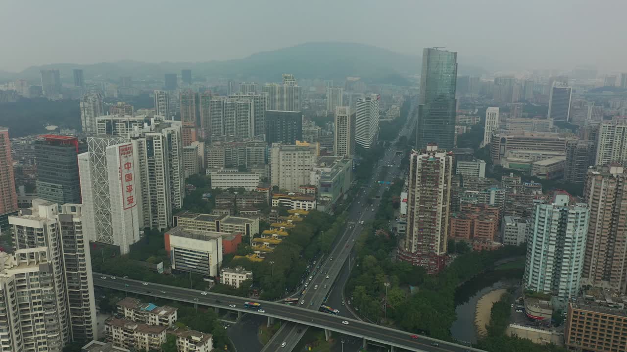 día nublado centro de la ciudad de guangzhou tráfico calle carretera cruce panorama aéreo 4k china