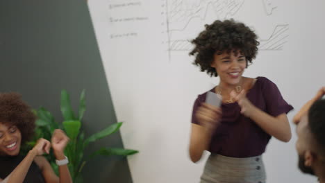 gente de negocios feliz celebrando el éxito disfrutando de la victoria corporativa líder del equipo mujer emocionada bailando divertido en la sala de juntas presentación reunión vista superior