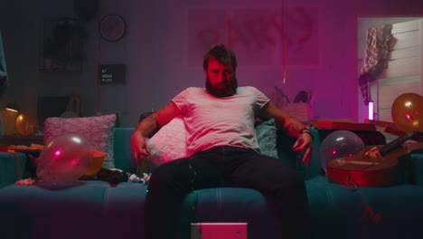 hombre después de una fiesta