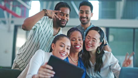 Office-team-selfie,-tablet