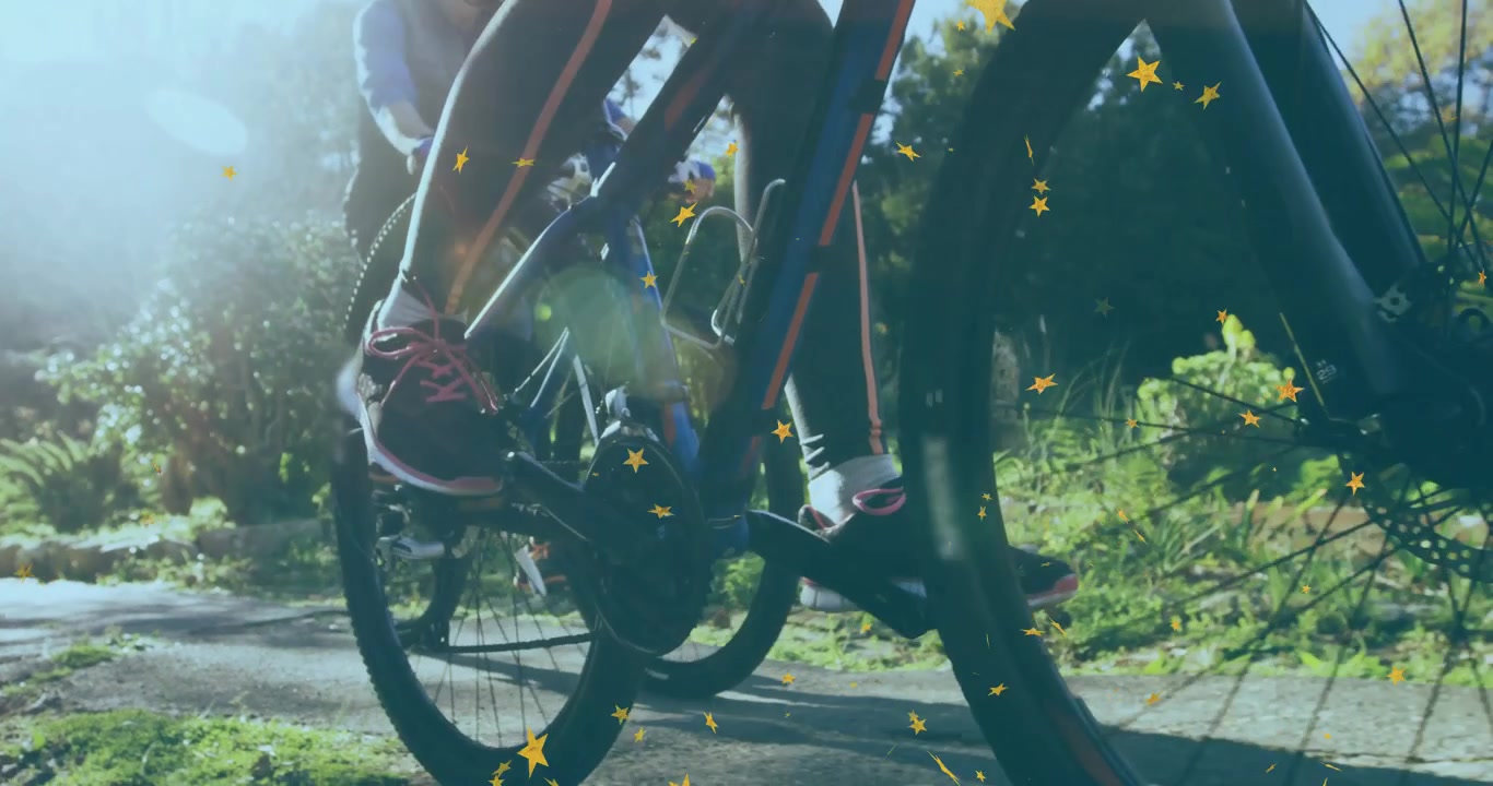 Trycker på pedal som initierar en kvinnlig fitnesscyklist som cyklar på en stig med ett överlägg av guldstjärnor, medan en partner följer efter.