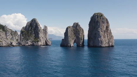 Faraglioni-Felsen-An-Der-Küste,-Insel-Capri,-Italien---Vogelperspektive-Auf-Touristenattraktion,-Malerischer-Ort