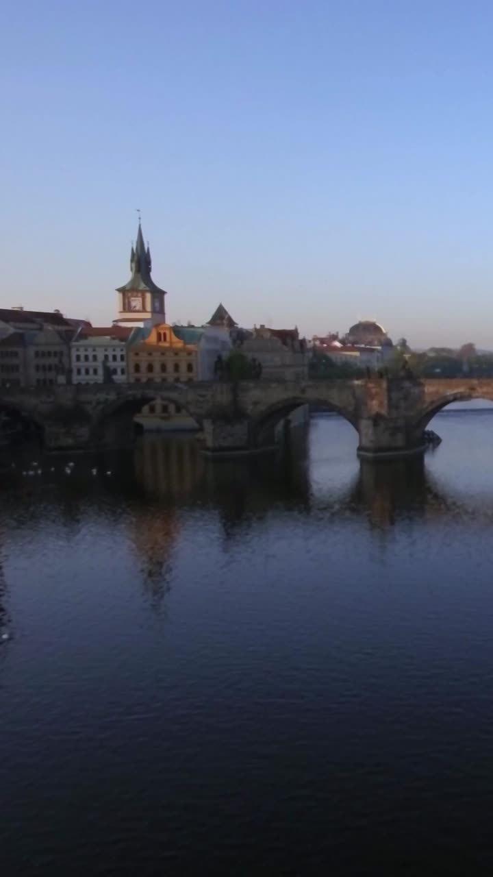 Storico Ponte Carlo riflesso nel fiume Moldava, Praga