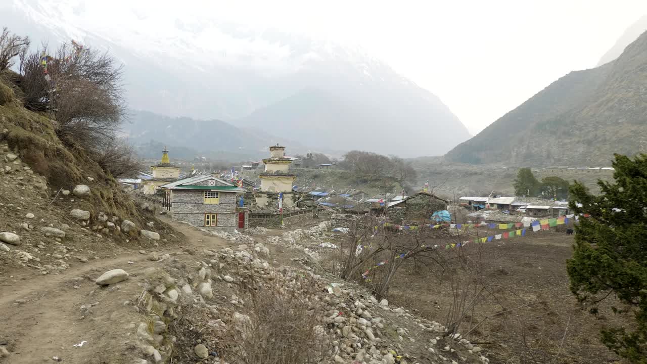 la aldea nepalesa de sama gaon entre las montañas. área de senderismo del circuito de manaslu.