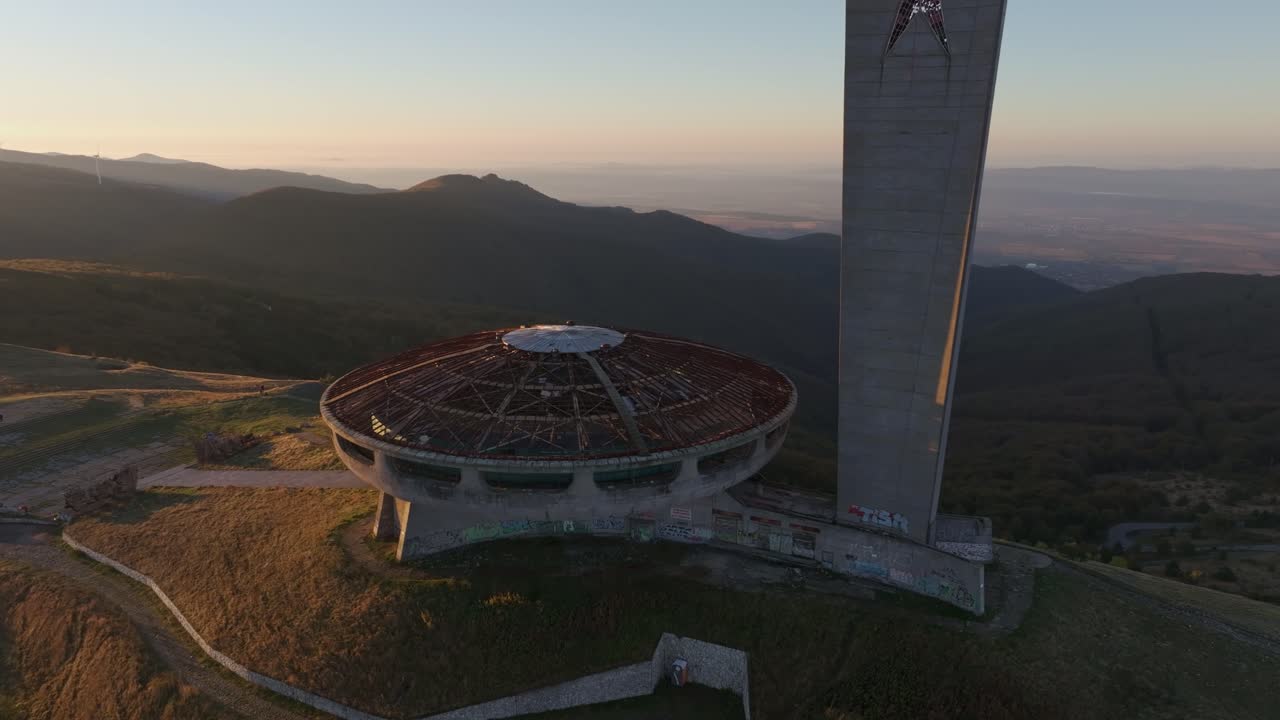 Buzludzha illuminata dal sole si erge solitaria nell'immensità montuosa, Bulgaria