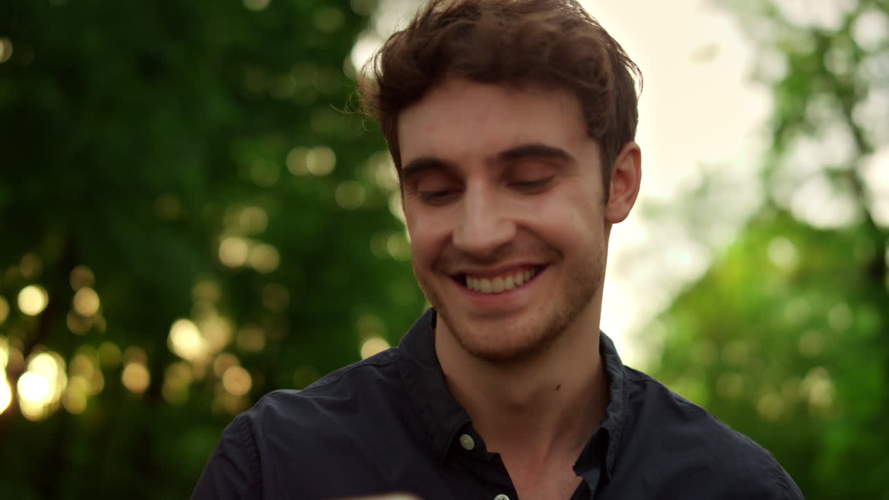 공원에서 드폰을 사용하는 남자