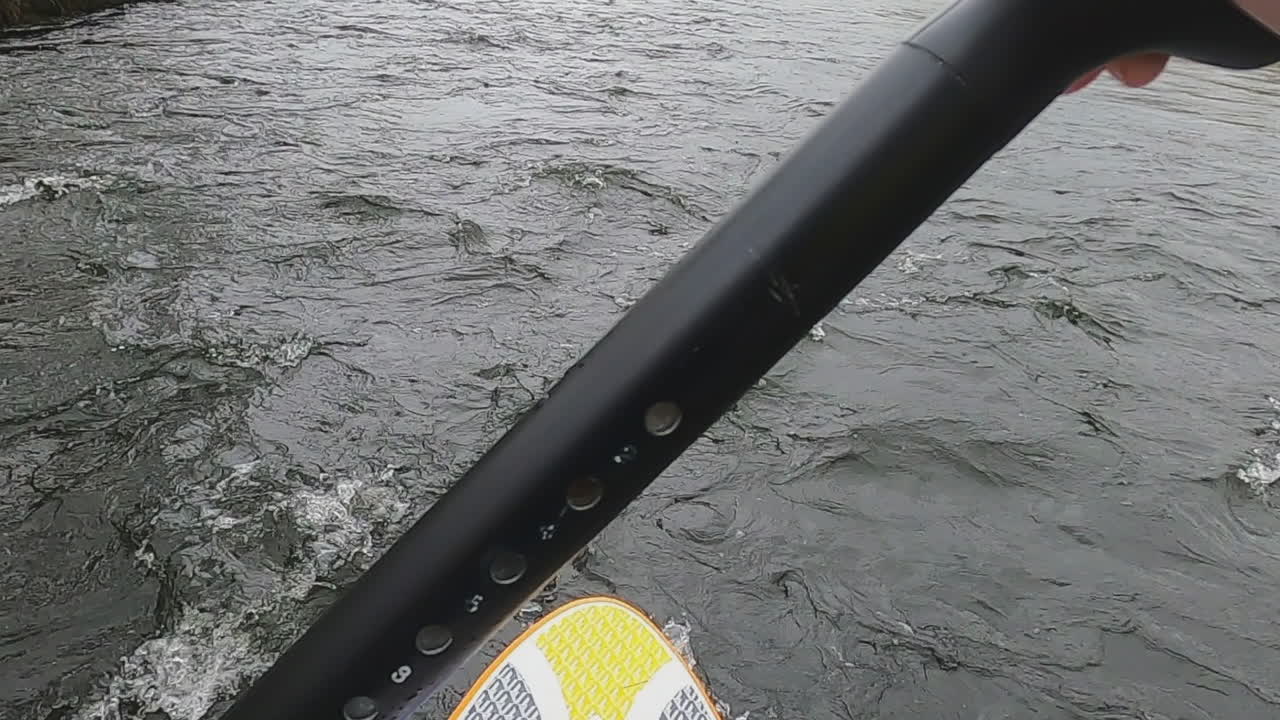 pov는 tikincor 성 옆의 강 suir에서 패들 보드를 서 있습니다.