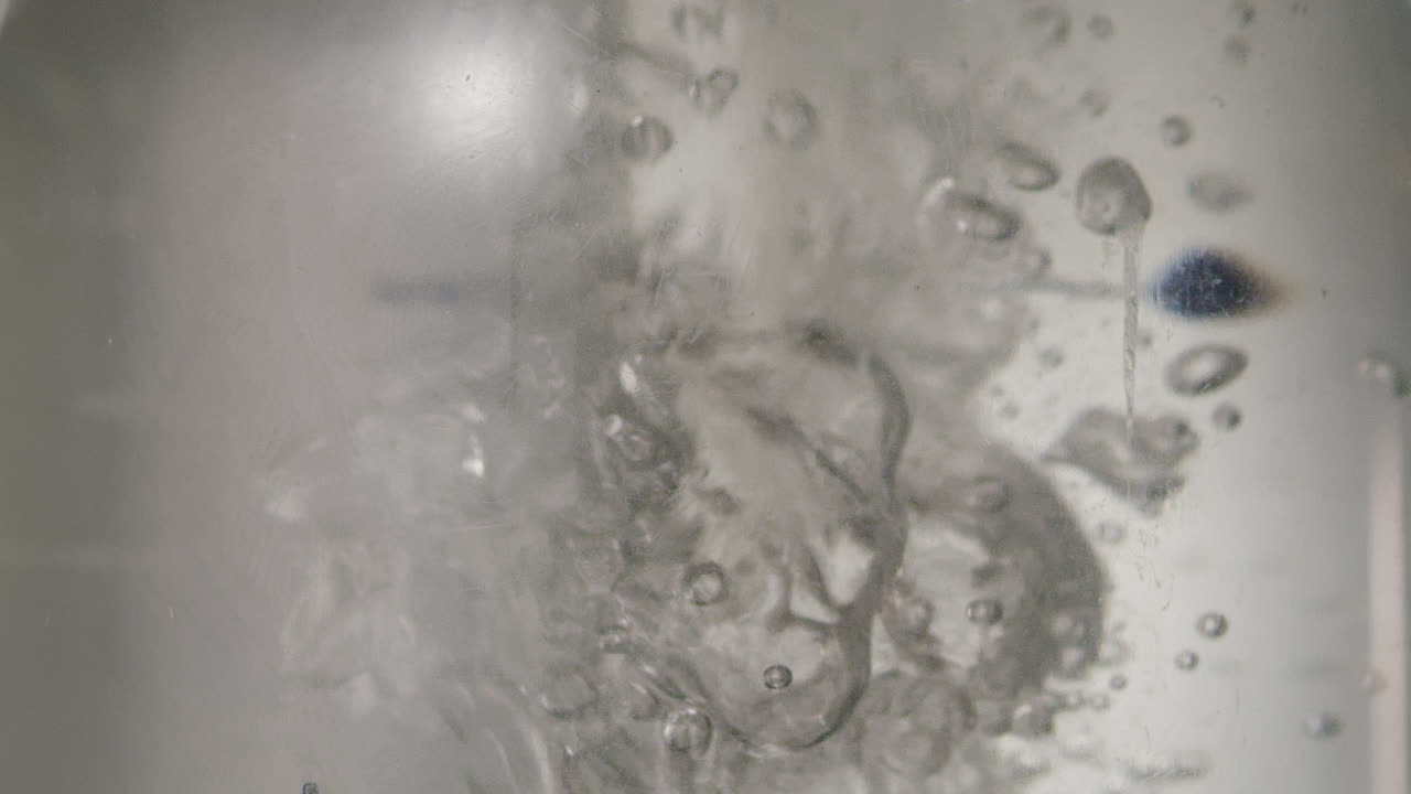 primer plano de agua con gas