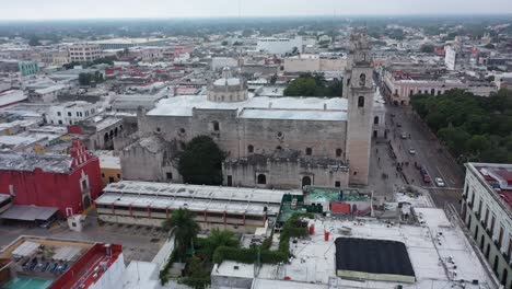 empujando hacia la catedral de mérida y la gran plaza del parque hidalgo en mérida, yucatán, méxico