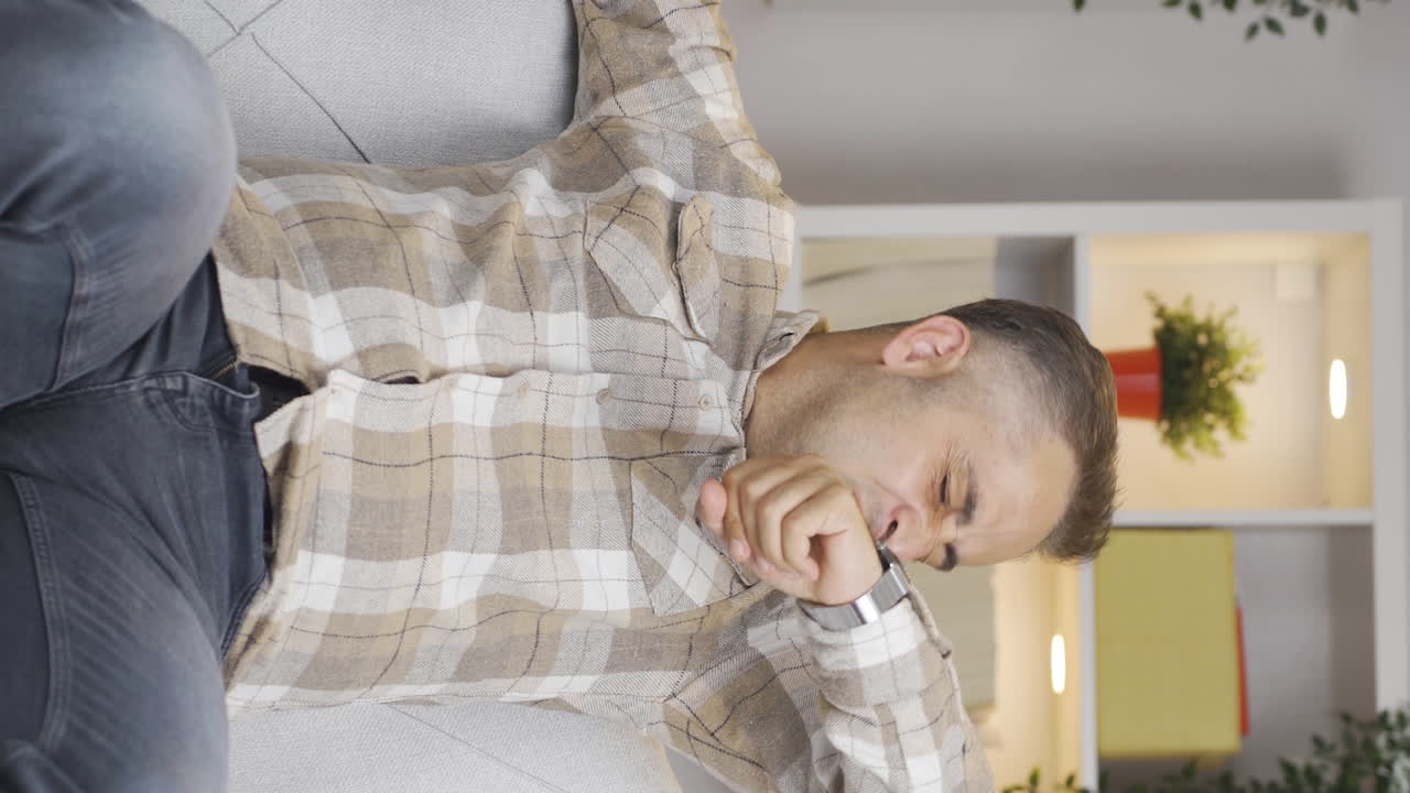 ⁇ 을 흘리는 남자의 수직 비디오는  ⁇ 새가 나고 모욕적입니다.