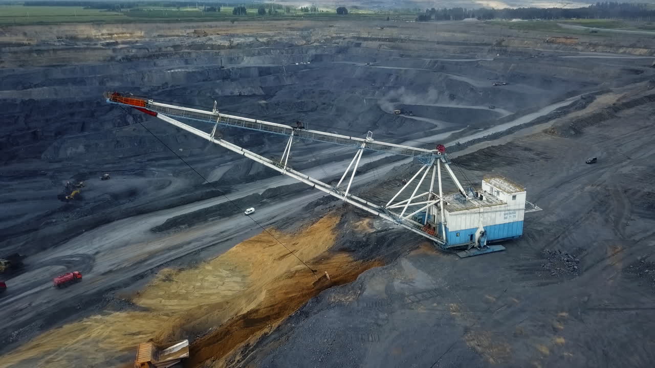 mina de carbón a cielo abierto con excavadora de rueda de cubo