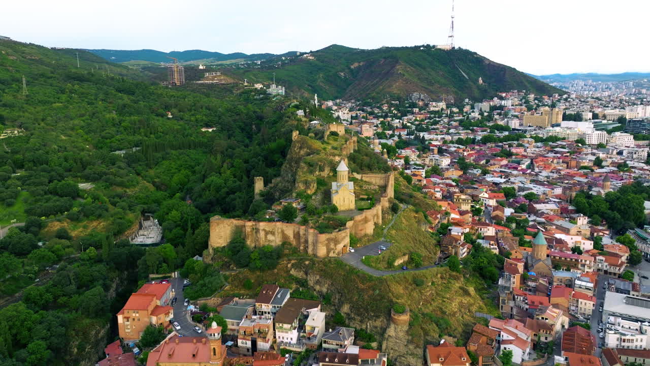 fortaleza de narikala en el casco antiguo de tbilisi en georgia - panorámica aérea