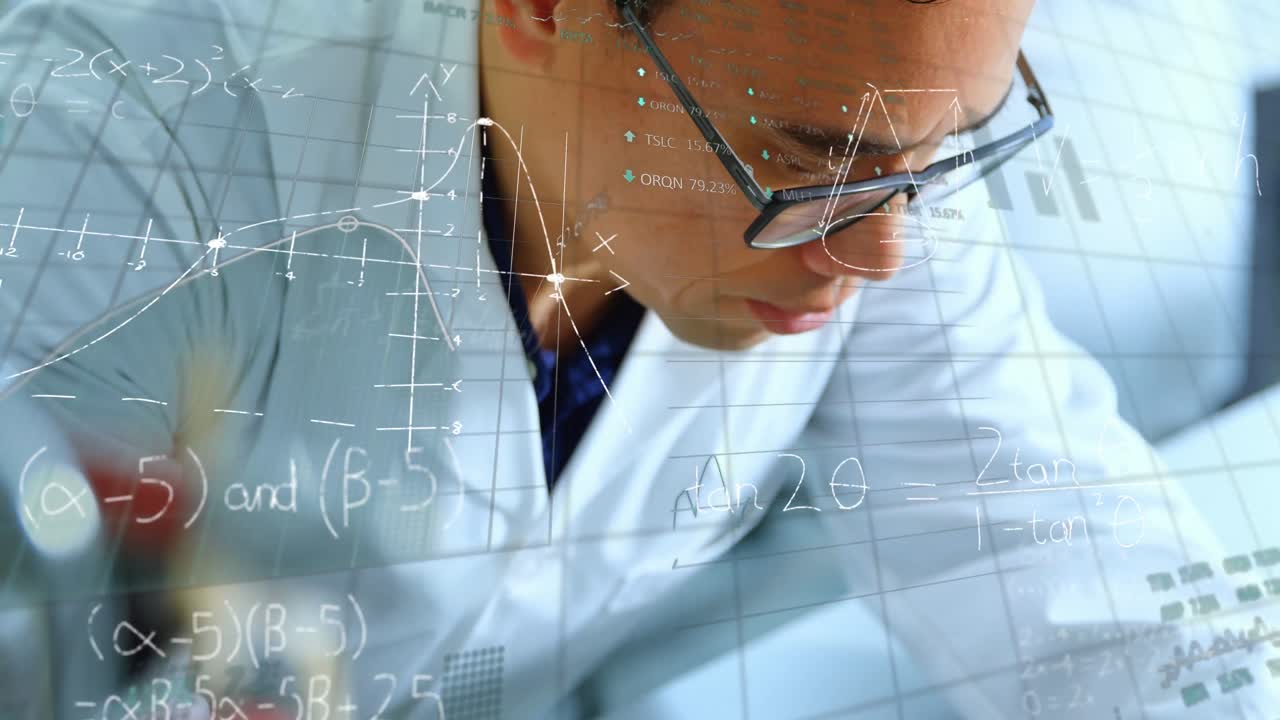 animación del procesamiento de datos científicos sobre el científico masculino asiático.