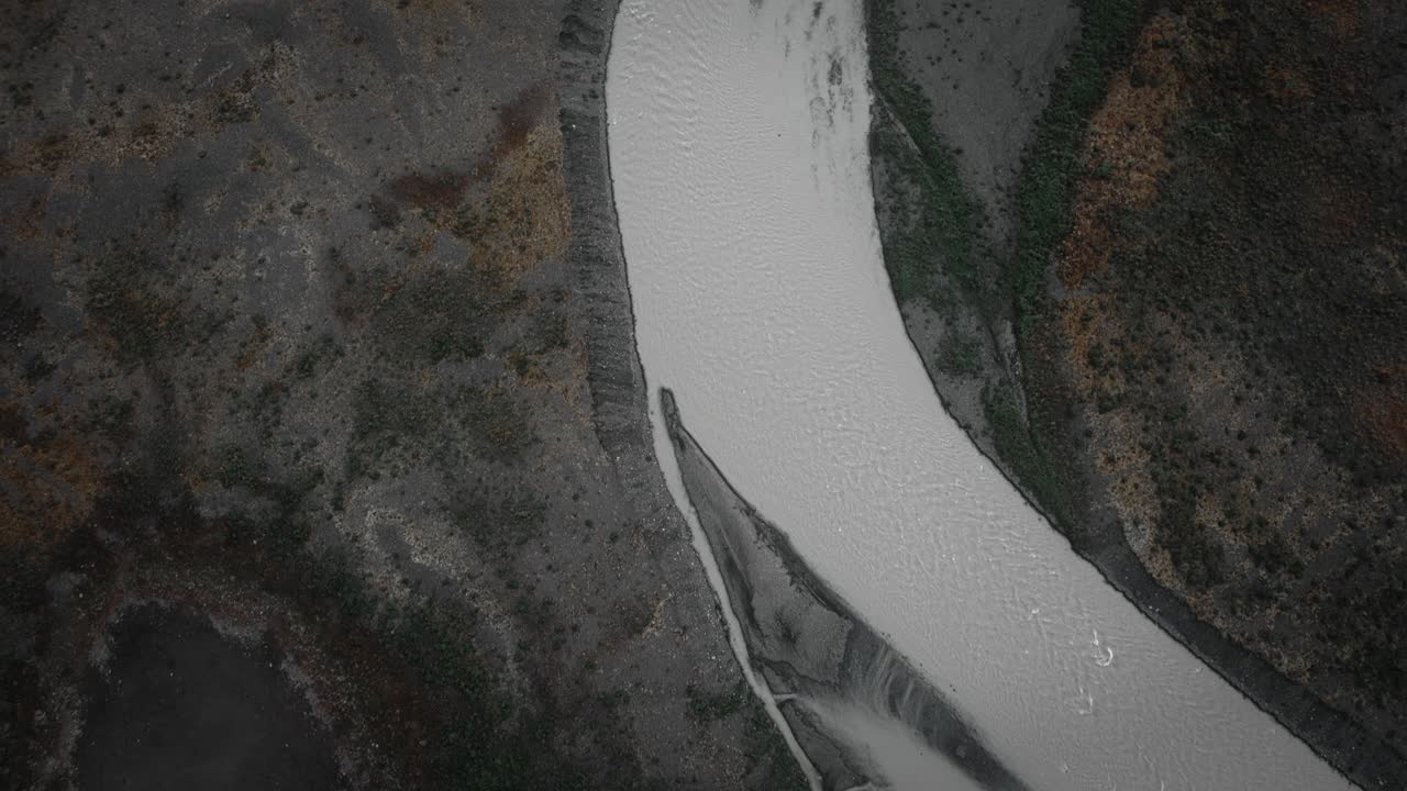 아이슬란드 의 검은 자연 화산 풍경 을 가로질러 흐르는 공중 빙하 강