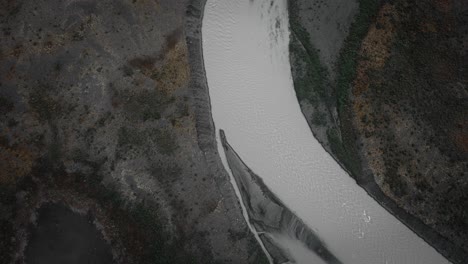 río glacial aéreo que fluye a través del paisaje volcánico natural negro, islandia