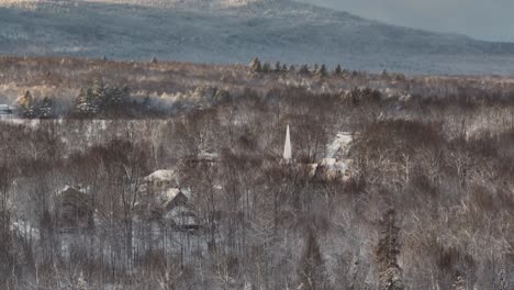 Monson-Town-Durch-Den-Verschneiten-Winterwald-Gesehen